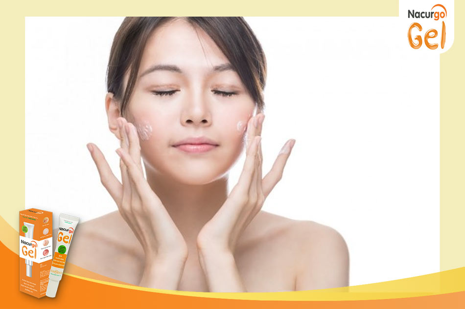 Tại sao nên dùng sữa rửa mặt để làm sạch da, đặc biệt là trong điều trị mụn ẩn?